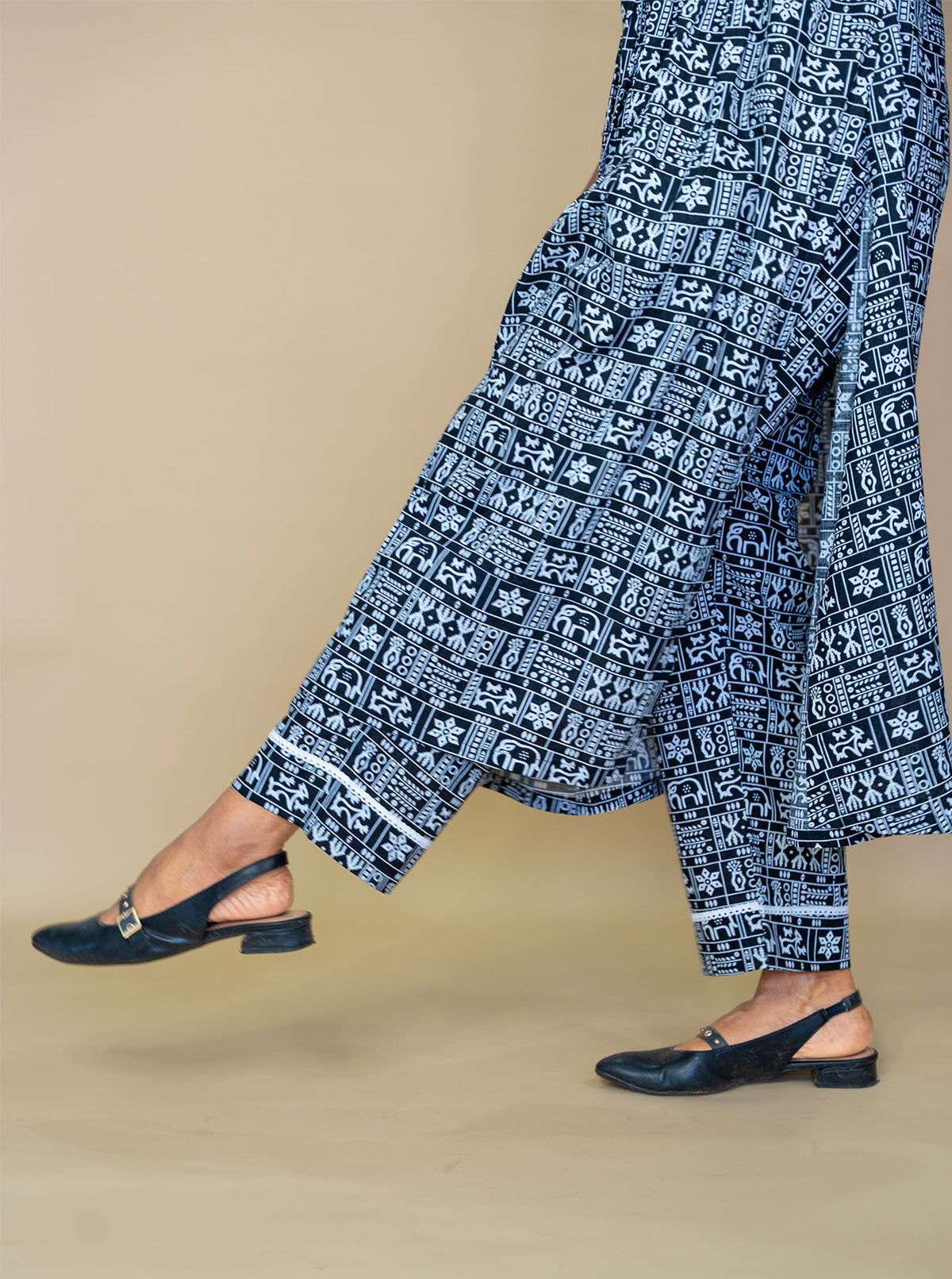 Lace trimmed hem of black and white printed cotton palazzo pants - Ariyaa