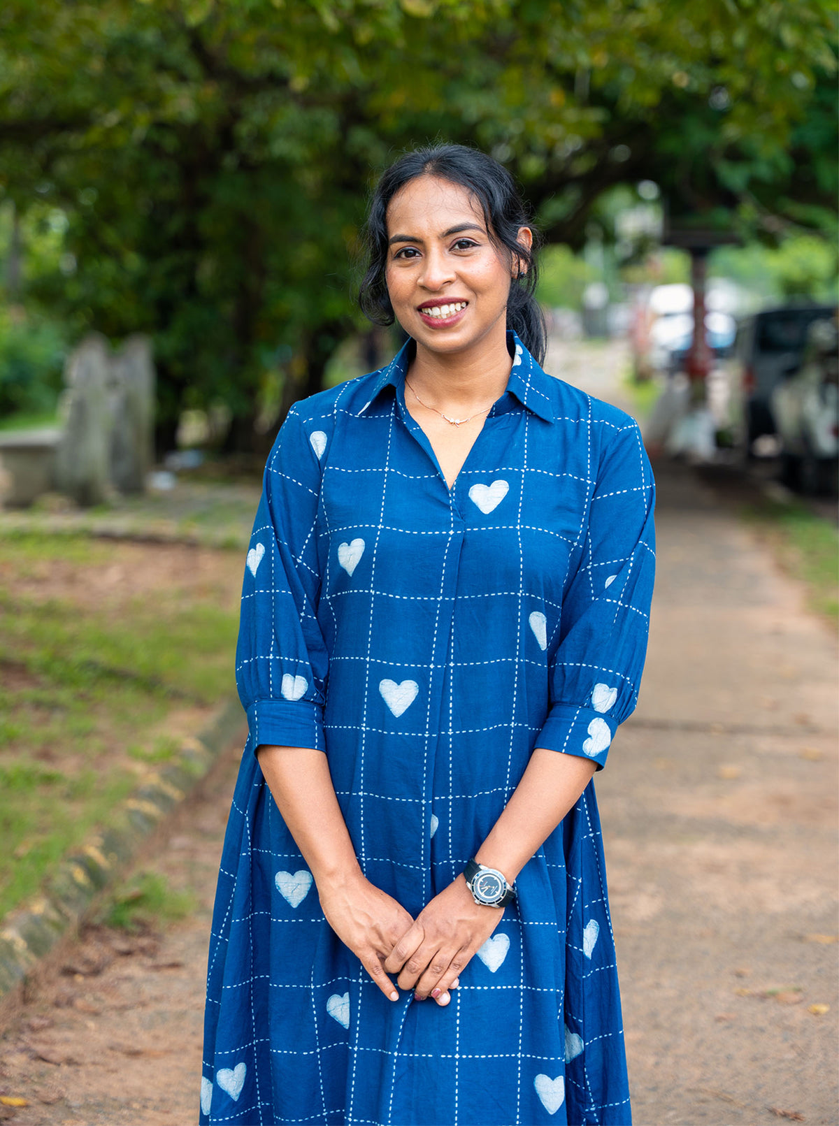 Close-up of cuffed 3/4 sleeve on indigo heart print cotton shirt dress - Ariyaa