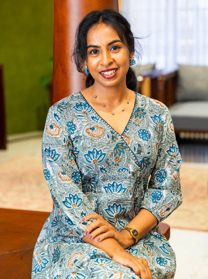 Close-up of embroidered V neckline on grey floral block print kurti - Ariyaa