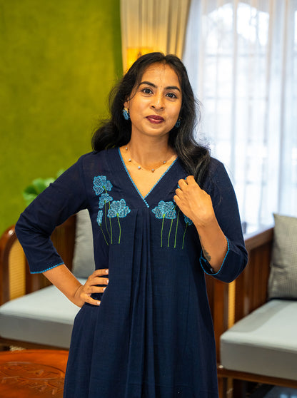 Navy slub cotton kurti showing V neckline with picot lace and centre pleat - Ariyaa