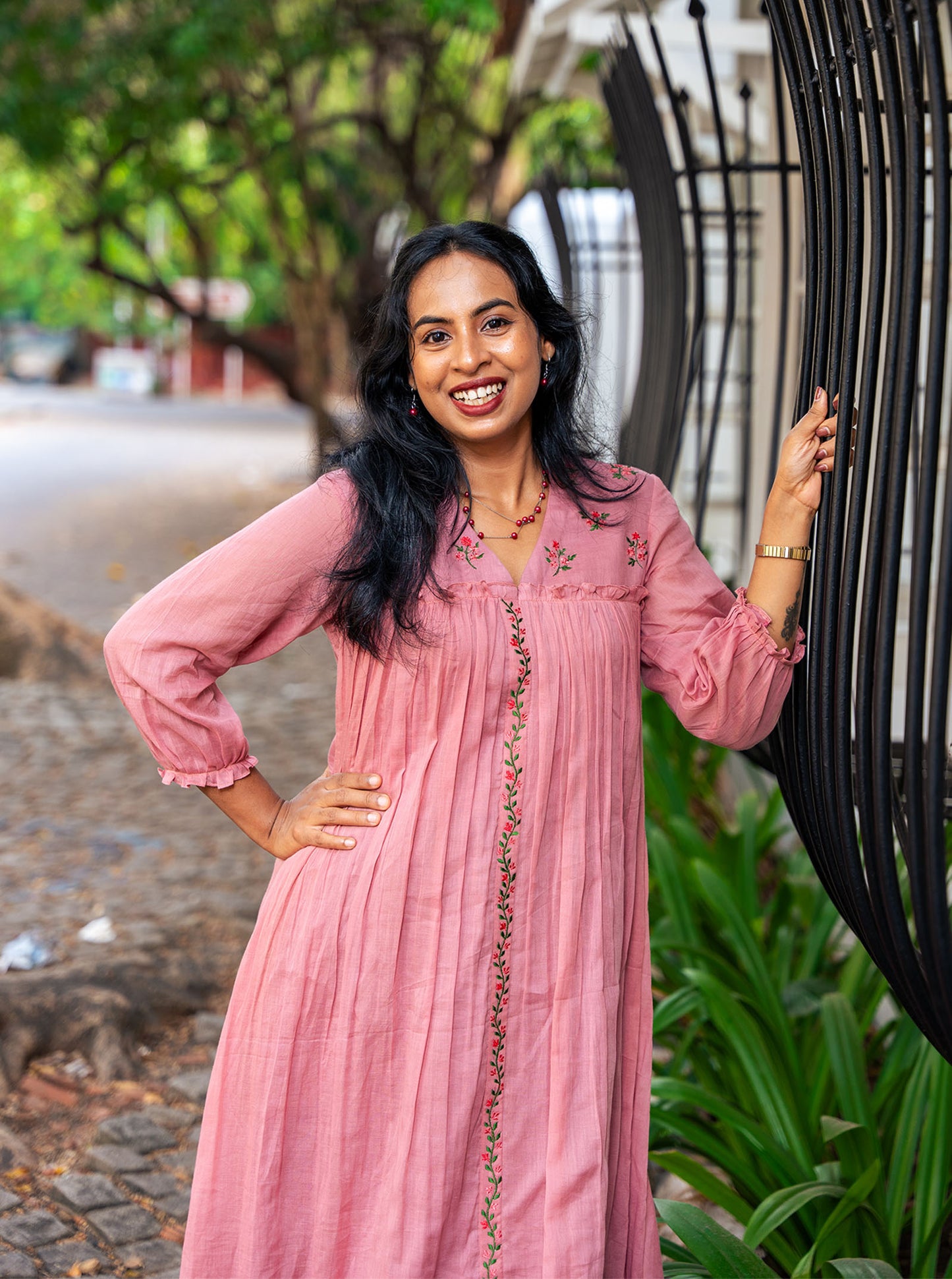 V-neck and 3/4 sleeve detail on mul cotton kurti — Ariyaa