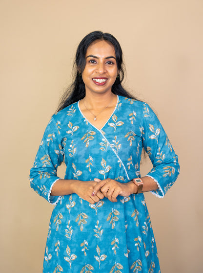 White lace detailing along the overlapped V neckline of blue kurti - Ariyaa