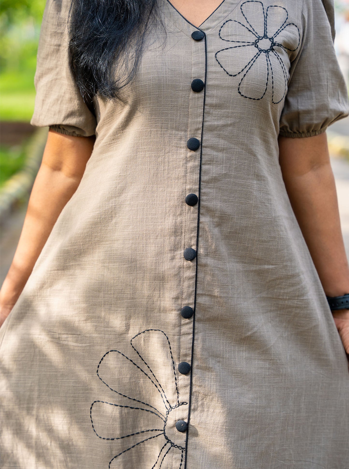 Close-up of floral embroidery pattern on slub cotton fabric — Ariyaa