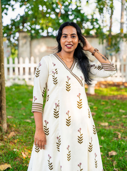 Close-up of flower motif pattern on cotton fabric — Ariyaa