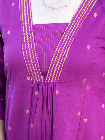 fabric close up of handloom  pattern on handloom cotton fabric — Ariyaa